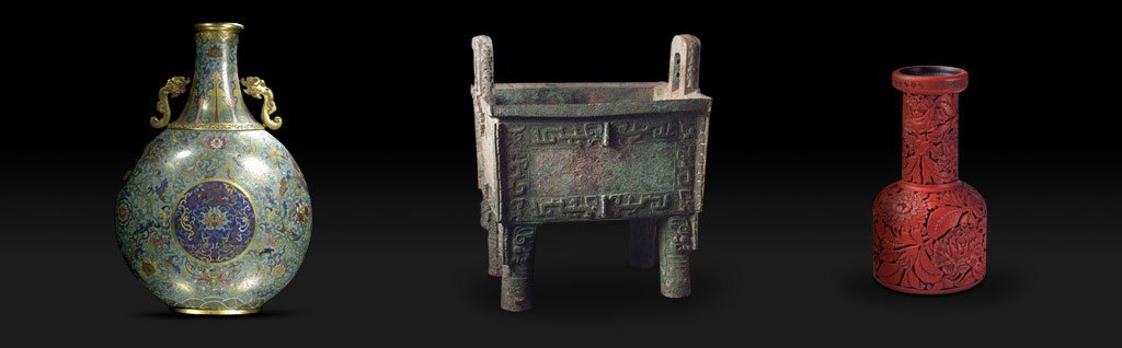 Izda: Esenciero cloisonn� con asas de drag�n doradas. Centro: ba�l antiguo de cobre verdoso. Dcha. Jarr�n de laca roja.